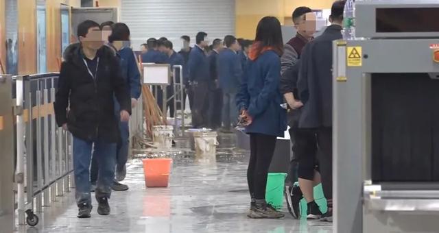 映象网 现场画面来了！郑州地铁3号线兴隆铺站因冒水关闭