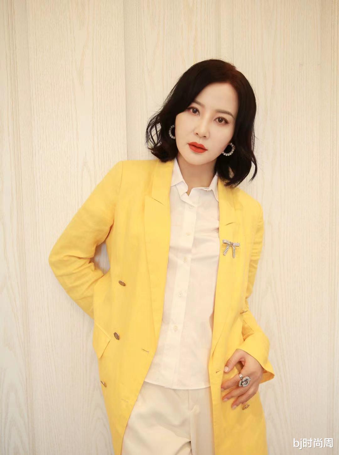 bj时尚周|30+的女人学陶红穿黄色系look，显白又甜美可爱