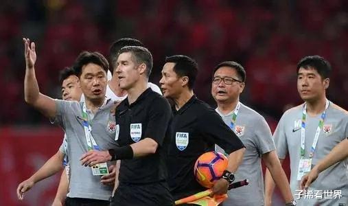 中国足球|下午13点! 资深媒体人曝出争议猛料: 中国足球成笑话，球迷骂声一片