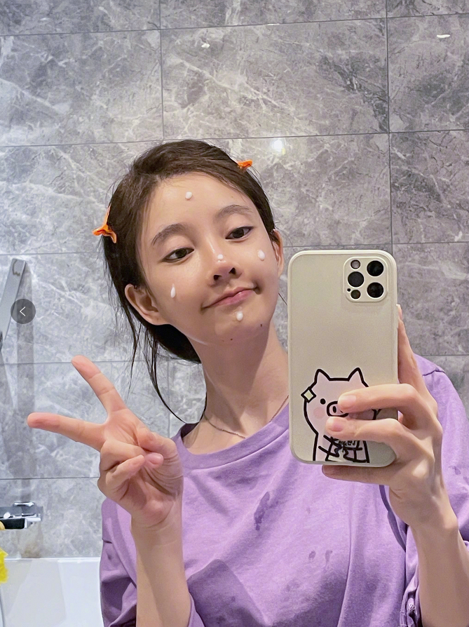 冯提莫|冯提莫再度登上热搜，这次却是因为素颜，网友：这素颜太能打！