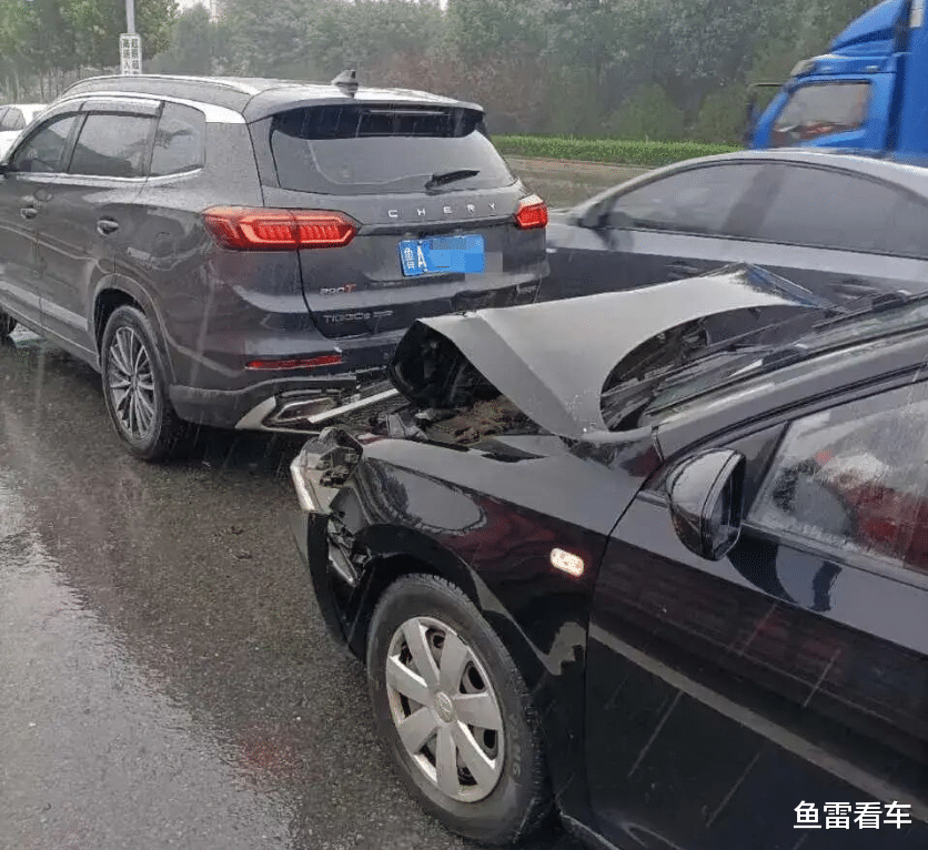 捷达追尾瑞虎8Plus,SUV身形优势一览无遗,网友:备胎抢镜了