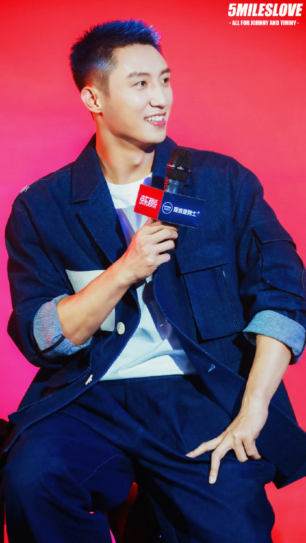 骆歆|黄景瑜晒照庆生，脸上的表情和蛋糕上的一模一样，你怎么看？