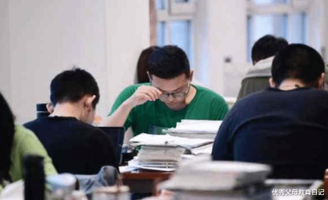 中国农业科学院|职业高中课堂一角，学生上课“睡倒一片”，老师独自讲课让人心疼
