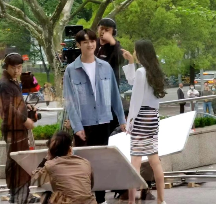 许凯|杨幂演吻戏遭围观，害羞趴许凯肩上笑场，男方拍完即用纸巾擦嘴