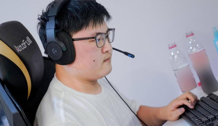 Uzi|5个首发4人打假赛？队伍内讧互爆黑料，Uzi强势围观