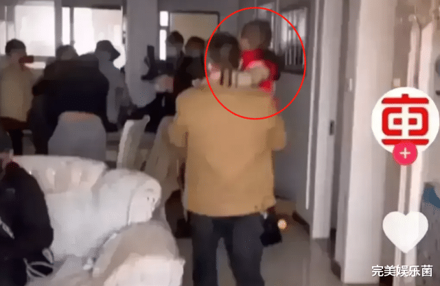 霍启刚|熊磊抑郁求死，楷楷发高烧，郭杜却和粉丝聚餐，淡定的样子太扎眼