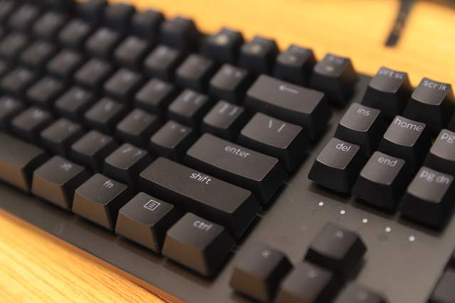 芒果TV|打游戏更爽了，RAZER猎魂光蛛V2