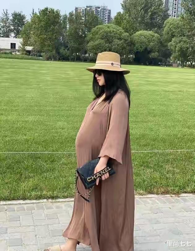 里尚七七|临盆在即！朱珠9月孕肚实在太大了，穿400元拖鞋脚肿变形塞不进去