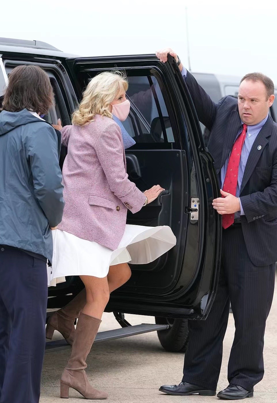 全球时尚风行 70岁美国第一夫人不服老!光腿穿小白裙好水嫩,裙摆扬起差点走光