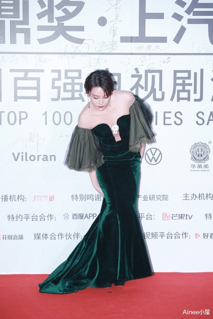 Ainee小屋|张馨予长得白穿衣自由，时髦礼服领子“开到胃”，白嫩肌肤真加分