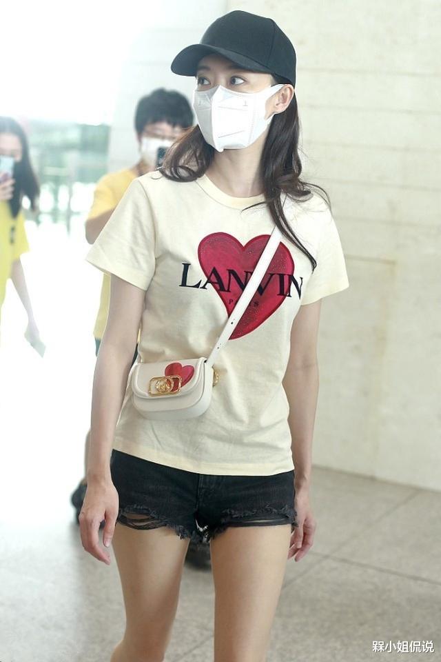 槑小姐侃说|张小斐走红后也放开了,穿这么短的短裤走机场,细长腿真是长脸