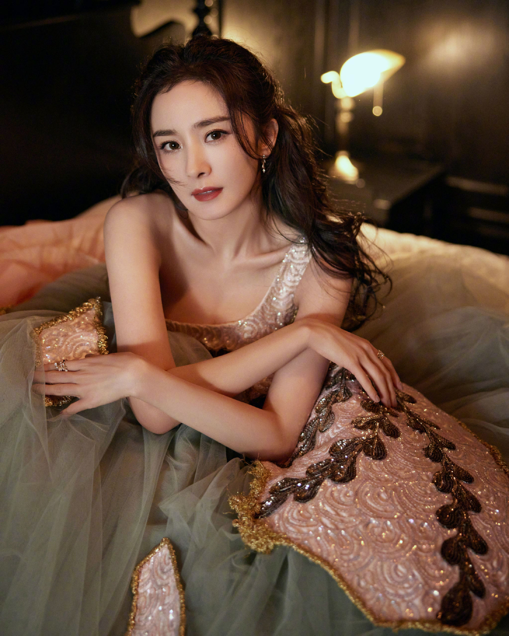 跨年|女明星跨年造型：杨幂angelbababy借到高定，唐嫣工作室太拉胯？