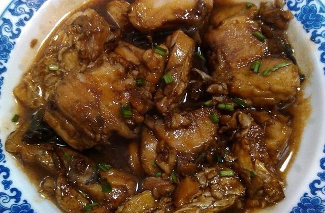 童书小窝|一条鱼3万？四川男子钓回一=条大鱼，半夜鱼从18楼跳下砸坏奔驰车