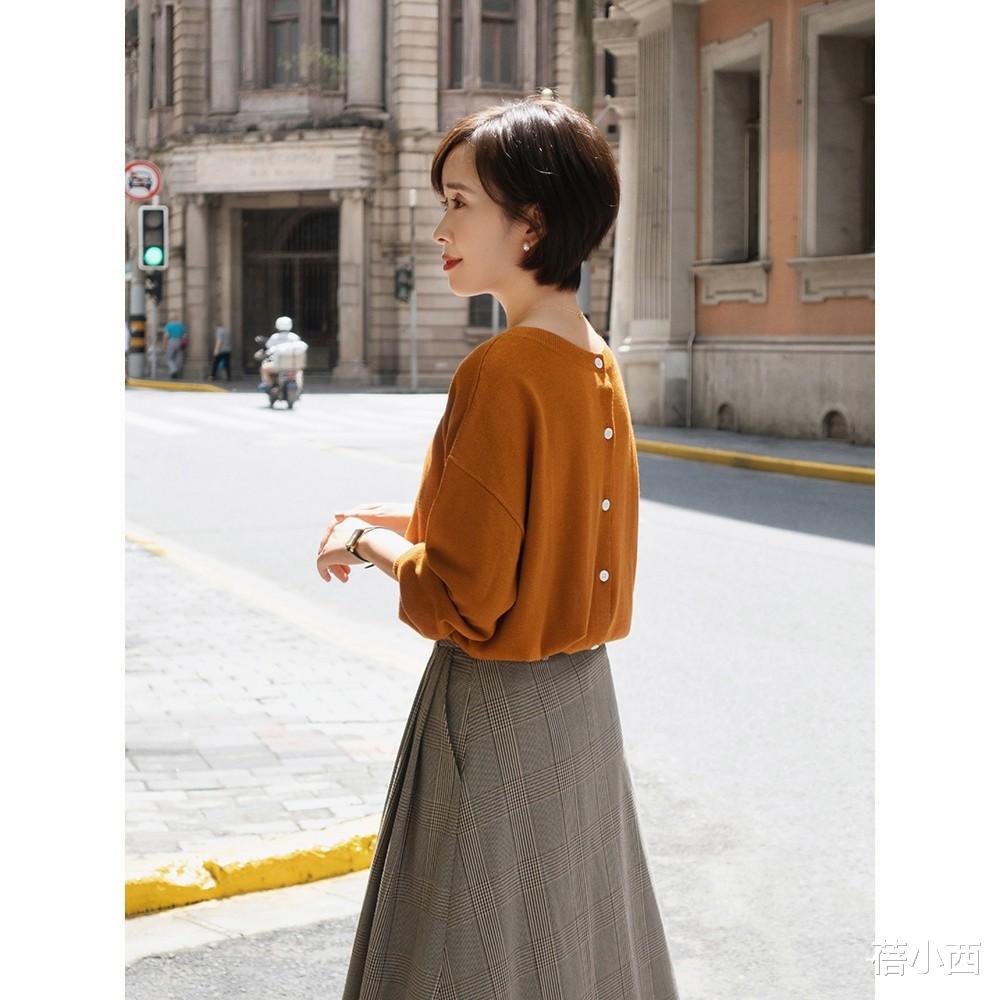 蓓小西 今年火了一种穿搭,叫“针织衫+半身裙”,不仅知性而且超有气质