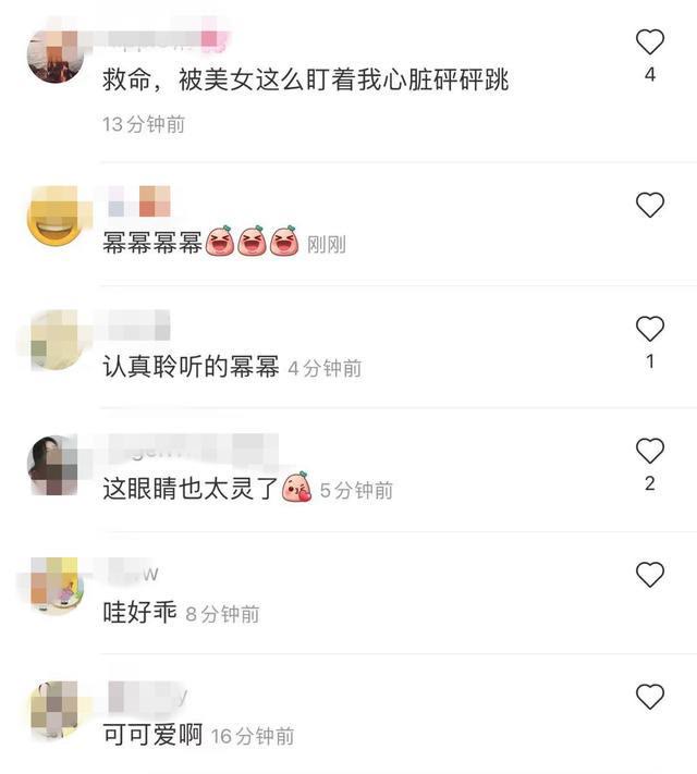 杨幂|杨幂晚宴盛装，老外发言她不语，喝红酒微醺更迷人