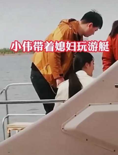 陈亚男|朱小伟带媳妇坐游艇又引网友争议:没你爹你啥也不是