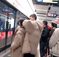 丁剑剑|“老婆去闺蜜家住了一夜，回来嘴巴变样了！”网友：兄弟有点惨！哈哈哈