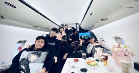 古力娜扎|男星黄子韬晒不穿上衣自拍照！露出胸口龙珠纹身，网友直呼太油腻