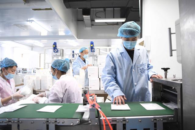 北京日报客户端 每天100万只口罩从这里产出！记者探访春节不停工的口罩厂