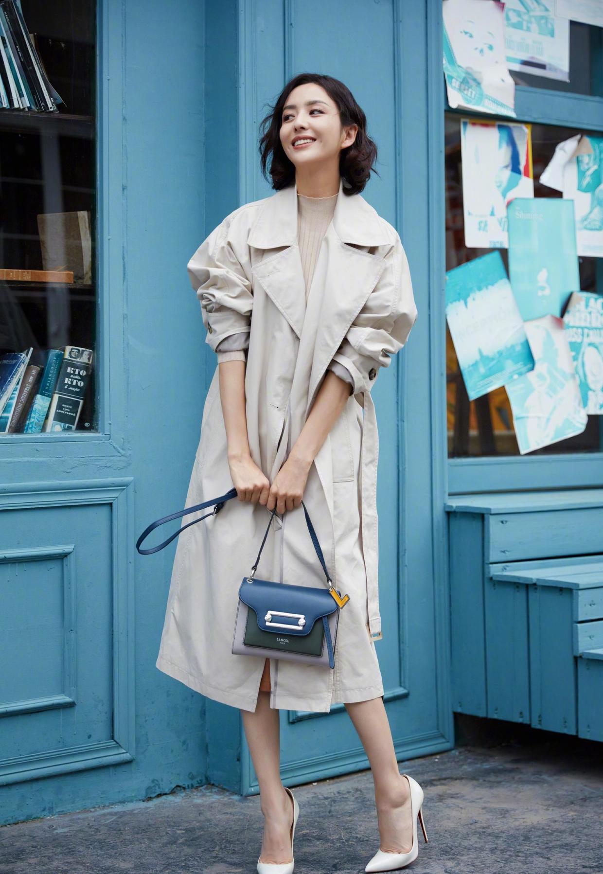 穿衣搭配|我被佟丽娅“锁骨”惊艳到！抹胸上衣搭配九分直筒裤，美出新高度