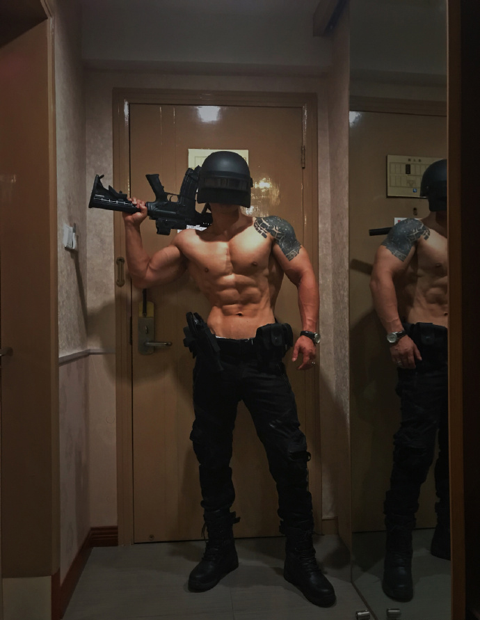 健身圈一哥|31岁肌肉模特化身蝙蝠侠，线条比例完美，受伤人设更显荷尔蒙爆棚！