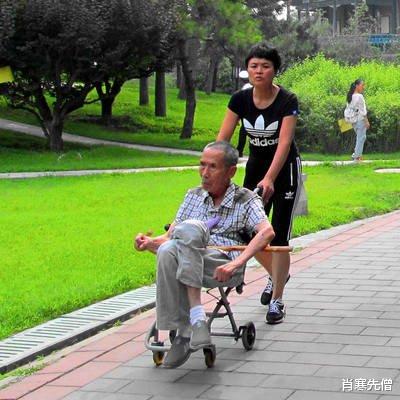 我,68岁,在三个女儿家轮流养老,为了两套房子争相献殷勤