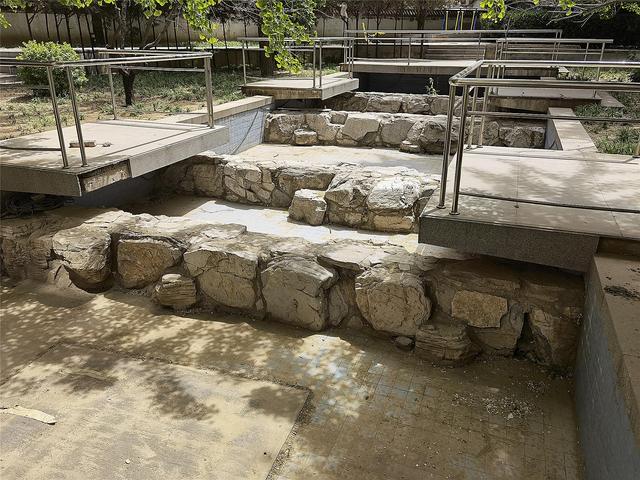 北京日报客户端 这小区管理有点乱，水景观不见一滴水，车位少外车仍随便进