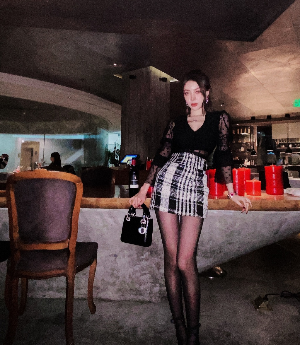 郭美美|郭美美坐八百万豪车拜年，秀黑丝长腿，和小男友一起过情人节