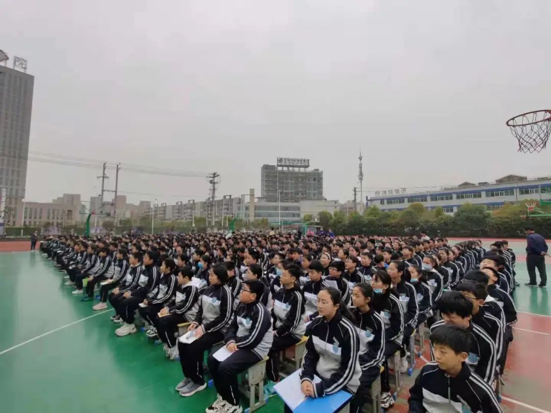 牛哥观察 阜阳实验中学来了个美女驾驶员！一席话令人振奋！