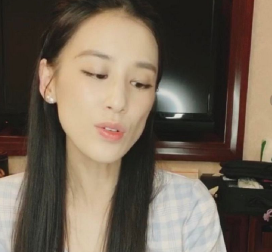 黄圣依|黄圣依又演戏，和田玉项链从1280砍到118两条，拿网友当傻子？