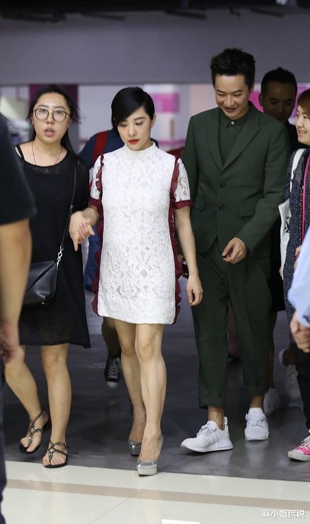 槑小姐侃说 刘璇生了二胎后明显发福,穿黑色蕾丝裙身形圆润,肌肉腿太不真实