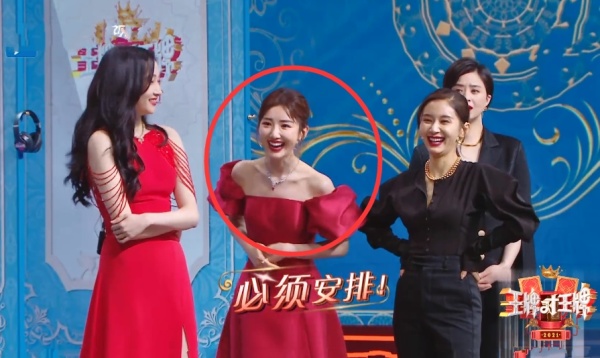 关晓彤|难怪女星不愿与毛晓彤同框，关晓彤和她站一起，才知冷白皮多优越