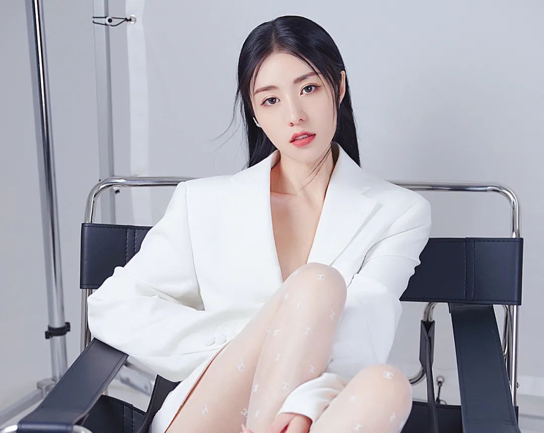 桃花时尚 孟晚舟与姚安娜的西装look，一个干练一个飒爽，不愧是华为公主