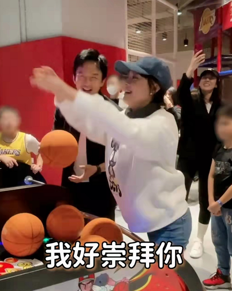 孙俪|邓超孙俪高调现身游戏城，打打闹闹如热恋般甜蜜，引众人围观拍照