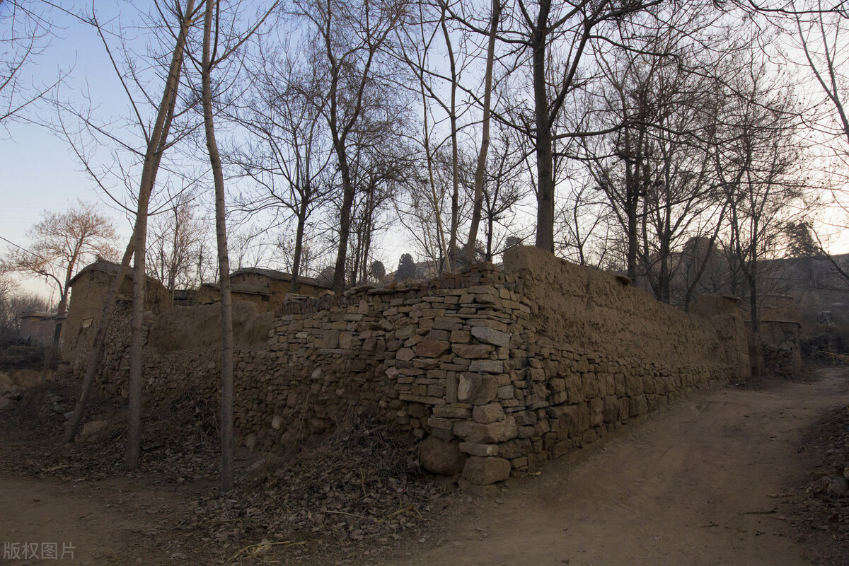 老伴生病，75岁父亲跪求儿子卖房治病，儿子：卖了房我们住大街吗