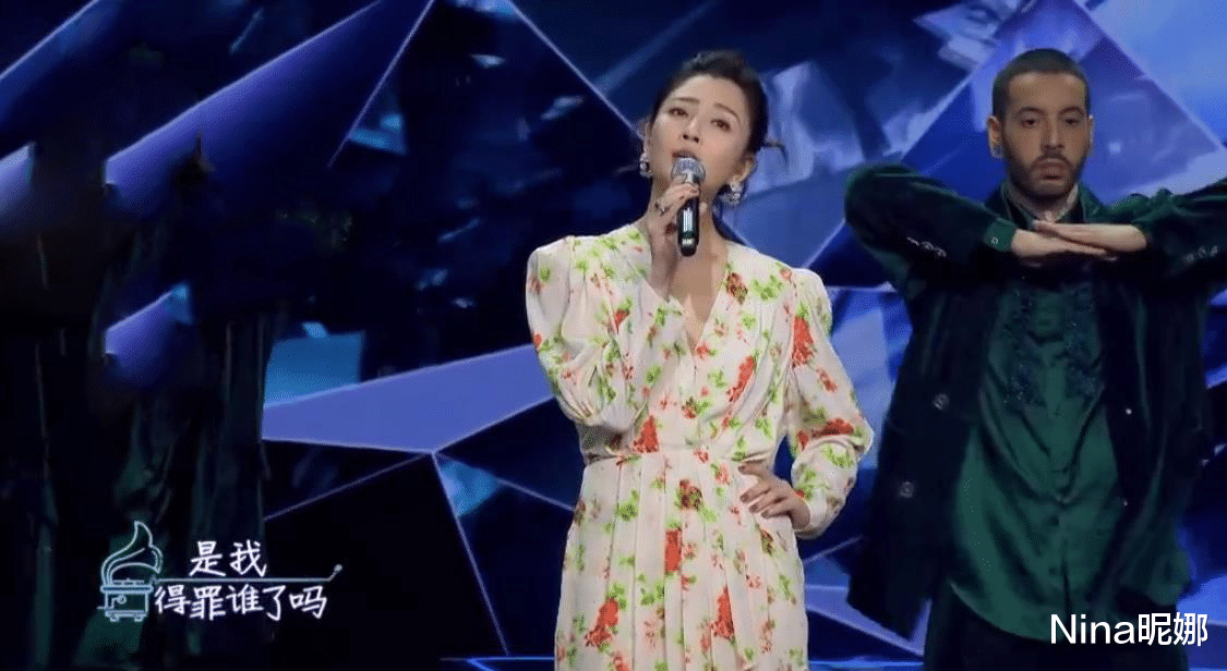 西装|42岁殷桃回娘家，穿西装扎高马尾似学生，路边公园拍摄老大爷看入迷