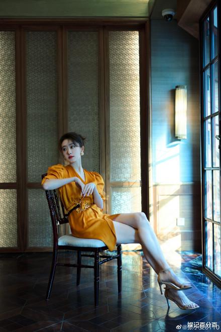 张小斐|张小斐冬日上海街头最新大片曝光，南瓜色V领连衣裙，大长腿吸睛