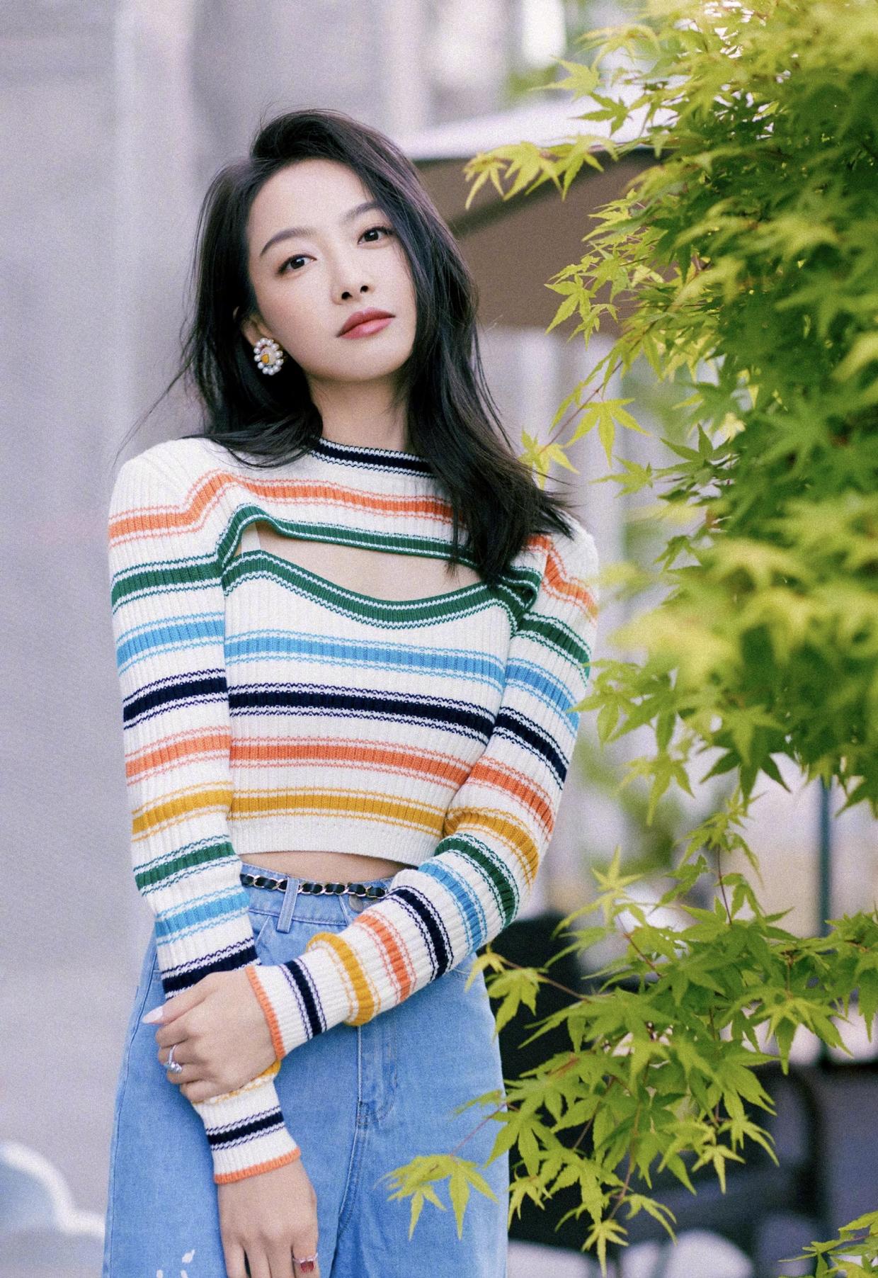 何有强 宋茜也太放得开了，穿黑色抹胸裙配网格披肩，一点不丑还挺潮