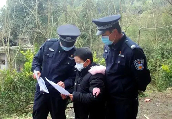  深井中惊现裸体女尸，揭开连杀案序幕