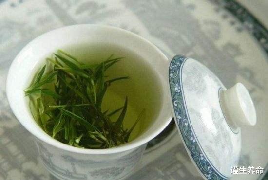 尿酸|尿酸高的人只能喝白开水？医生建议：这3种“饮料”或有助于降酸