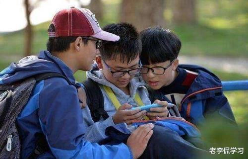 高考|高三学生手机“不离手”，家长担心不已，看见屏保后沉默了