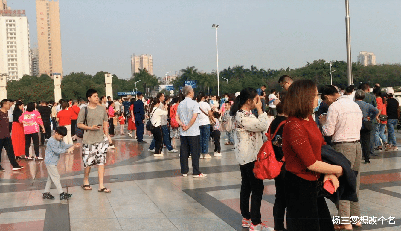 杨三零想改个名 五一假期:在贵港第一次观看升旗仪式,新世纪广场热闹又庄严!