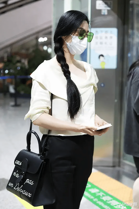 Nina昵娜|范冰冰深夜赶机太凄凉,穿衬衫无人接,扎棍粗长辫发量惊人似大姑娘