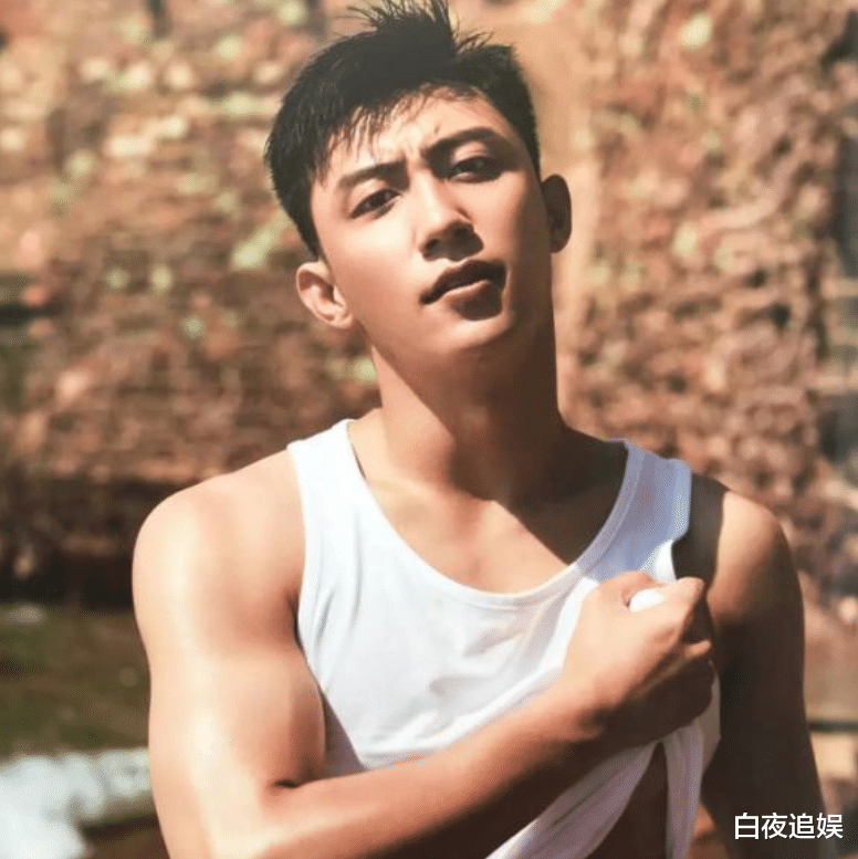 黄景瑜|男生健身有多重要？黄景瑜王一博张哲瀚同穿警服，身形对比很显然