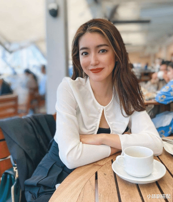 小陈聊搭配|教科书级别的港风穿搭，竟然在一个日本博主身上找到了，品味真好