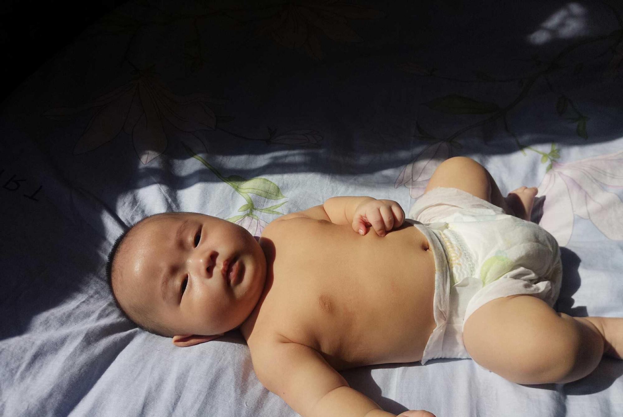 育儿铺子|奶奶和爸爸轮着抱新生儿晒太阳，黄疸没去成，孩子反倒住进急诊科