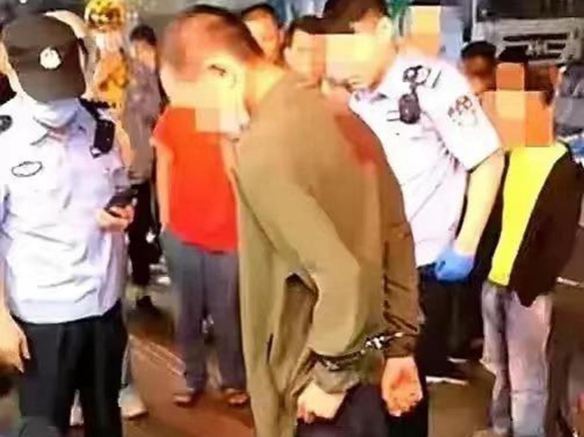 神鸟知讯资讯站 得病厌世就要报复社会？33岁男子街头持刀伤害母子，致1死1伤