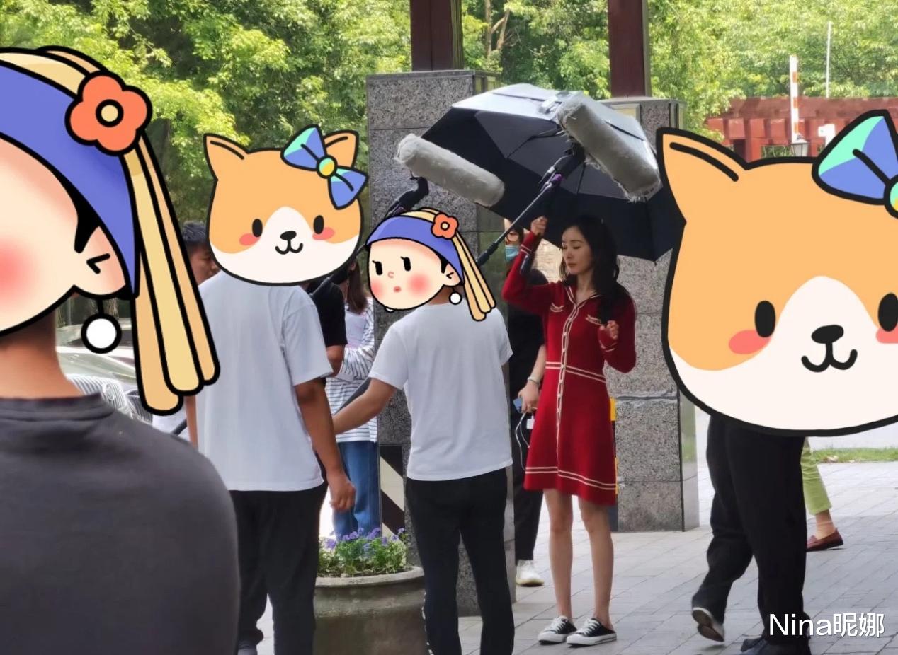 Nina昵娜 杨幂《二八定律》胶片照曝光,穿1万6翻领裙把板鞋当拖鞋踩,时髦在线的秦大律师