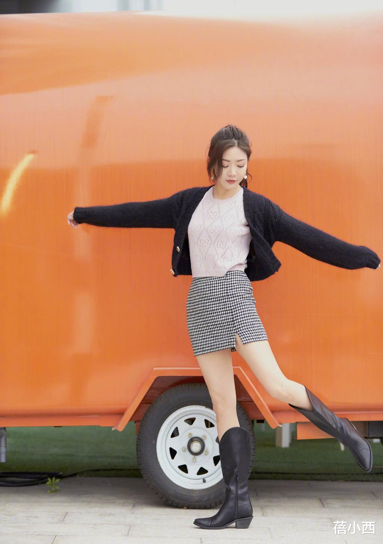 蓓小西|原来邓家佳身材和气质这么好,连土味吊带碎花裙,都穿出了国际范