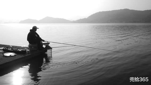 江苏省|江苏一男子河边野钓，鱼没钓到意外收获了一根木头，网友：发财了